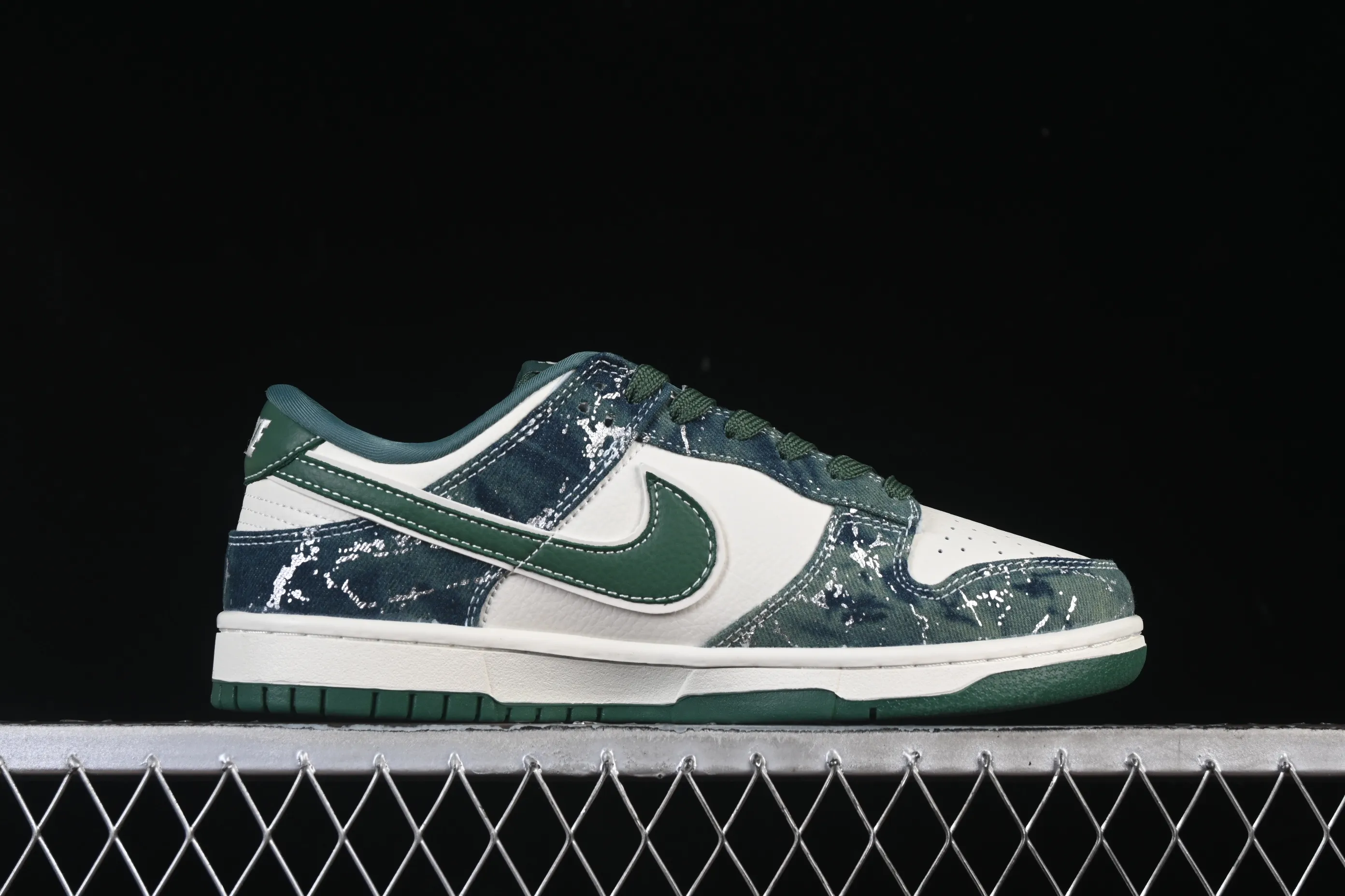 All categories Nk SB Dunk Series Nk SB Dunk Low High-end customized low-top sneakers Nike SB Dunk Low BAPE joint white army green Anniversary high-end customized low-top casual sneakers SC0601-465
